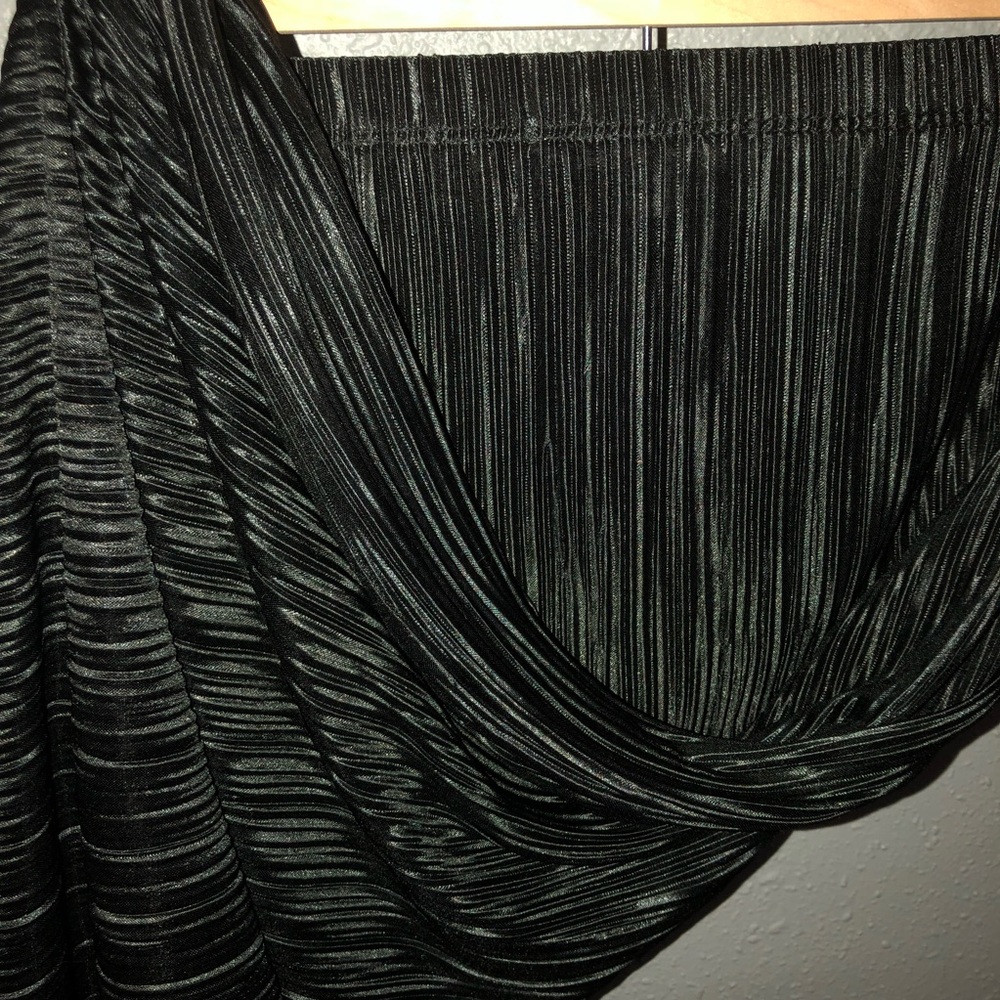 🔥5/$10 Sale 🆕 NWOT Full Black Skirt
